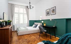 Classy Old Town Apartment - By Upstairs