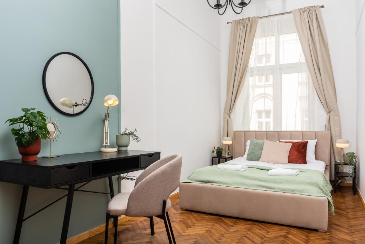 Classy Old Town Apartment - By Upstairs Kraków Zewnętrze zdjęcie